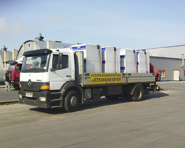 Манипулятор перевозит блоки